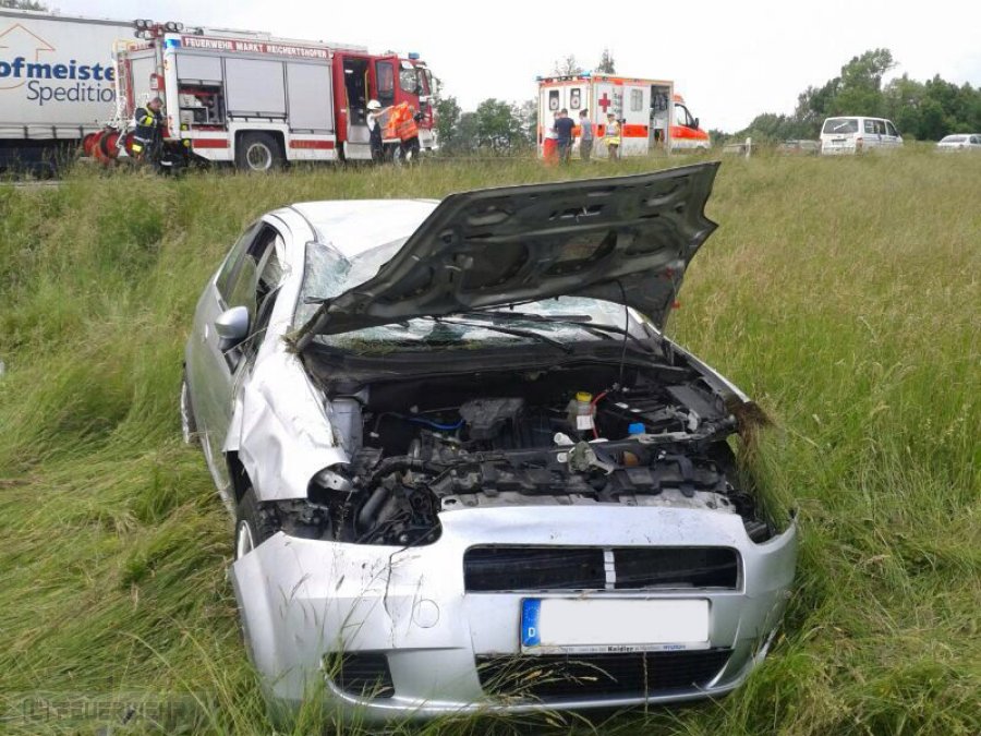 Unfall mit Straßenfahrzeugen, Verkehrshindernis Unfall mit Straßenfahrzeugen, Verkehrshindernis